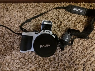 Kodak PIXPRO AZ421 Digital Camera White  With Cord, Carrying Bag & New Battery  - Image 1 of 4