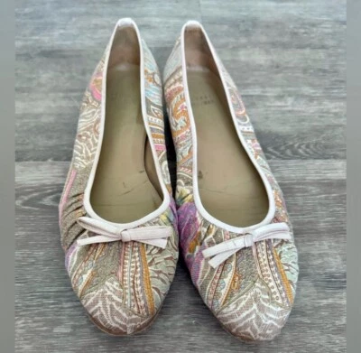 Sapatilhas de balé Stuart Weitzman multicoloridas paisley estampa floral seda e couro 10 - Imagem 1 de 4