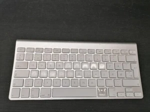 Apple A1314 Wireless Keyboard Rated 3.0V  Bluetooth Not Working Broken - Zdjęcie 1 z 8