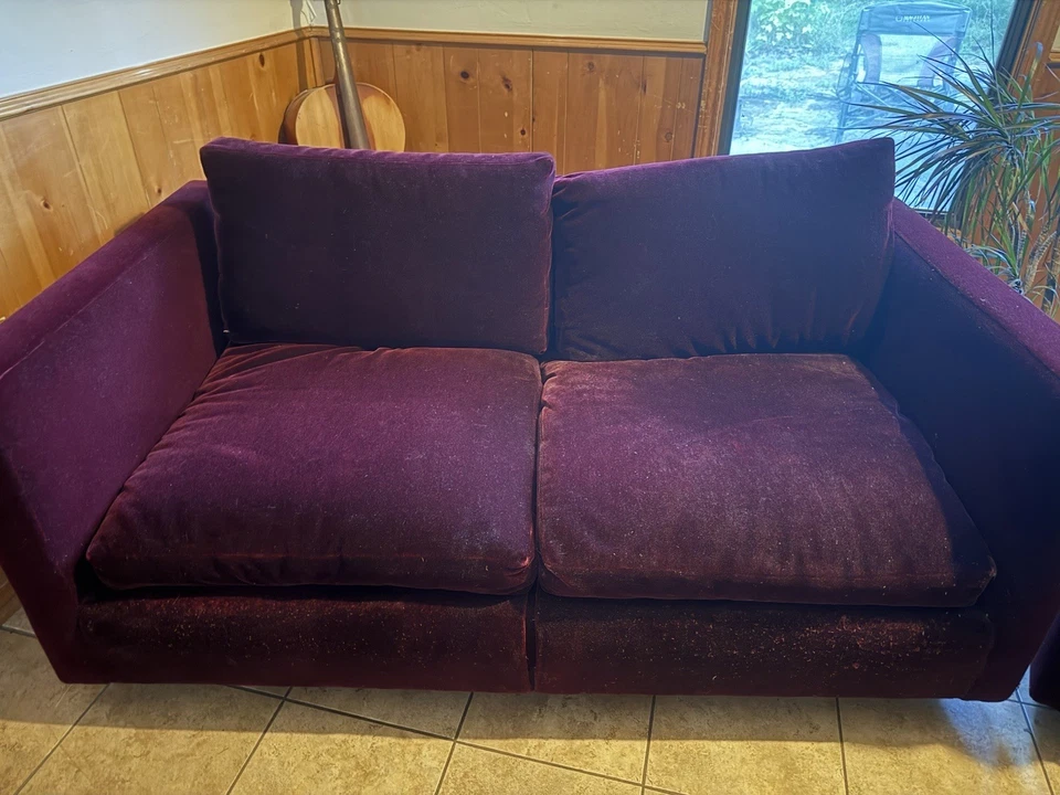 Dos sofás Knoll modernos de mediados de siglo. Terciopelo Borgoña Antiguo (1970-80). Foto 1 de 4