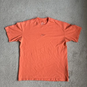 Nike Sportswear Club Premium Essentials T-Shirt Tee Orange Herren Medium M - Bild 1 von 7