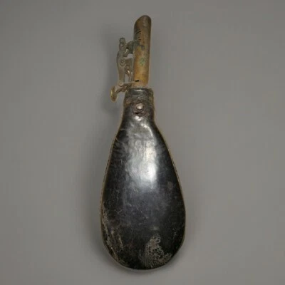 Antiguo frasco de polvo de cuero en polvo negro de la Guerra Civil  Foto 1 de 3