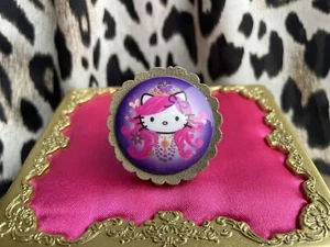 Anillo de Cameo Hello Kitty Nouveau Vintage Cabeza Rosa Gamuza Bohemia - Imagen 1 de 6