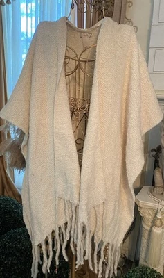 Poncho envolvente Free People capa kimono marfil flecos frente abierto acogedor Foto 1 de 4