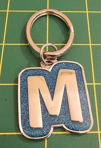 Letra "M" Llavero Tono Plata Azul Brillo Esmalte Alfabeto Llave Inicial, B3b6 - Imagen 1 de 2