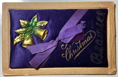 Pin Cojín Postal de Navidad con Complemento de Metal de Campanas y Hojas de Acebo - ca 1908 Foto 1 de 3