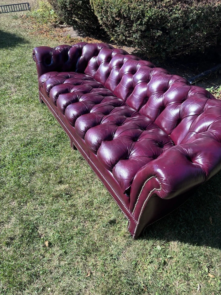 Sofá de cuero rojo Chesterfield Foto 1 de 4