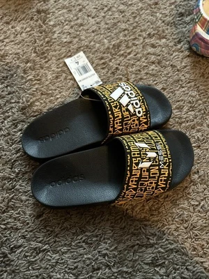 Sandálias Adidas Adilette Cloudfoam MESSI Youth tamanho 4 preto amarelo  - Imagem 1 de 4