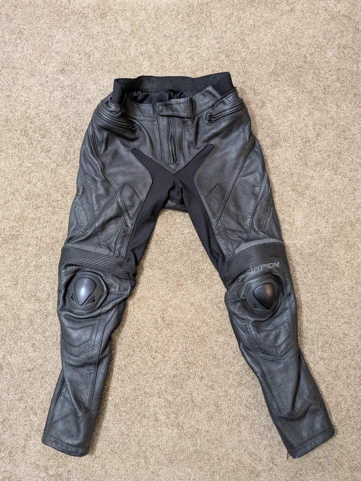 Calça de couro Scorpion Exo masculina média preta embreagem motocicleta corrida rua - Imagem 1 de 4