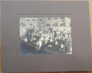 Aula Bambini 1900 Foto Montata Foto Studenti Insegnante Scrivanie Interno - Foto 1 di 1