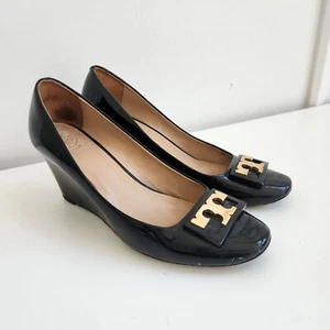 Tacones de cuña negros Tory Burch con logotipo dorado cuero patentado talla 9 - Imagen 1 de 12
