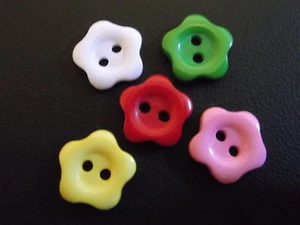 25 to 400 Flower Shape 2 Hole Resin Sewing Craft Cardmaking Scrapbook Buttons - Picture 1 of 10