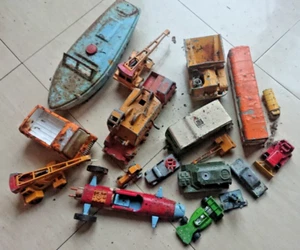 Oldtimer Metall Fahrzeuge verschiedene einige Dinkies sehr schlechter Zustand Rost verlorene Räder - Bild 1 von 2