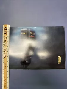 Folleto de concesionario fueraborda Yamaha 1990 vintage NOS alineación completa 32 páginas - Imagen 1 de 9