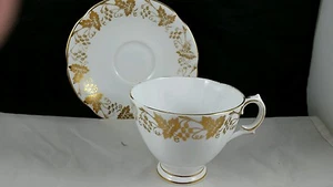 Taza de té y platillo Royal Tara English Bone China hojas doradas - Imagen 1 de 6