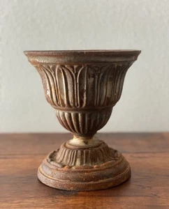 Antike Urne aus Gusseisen mit Splitterfarbe - kleinere Größe - Bild 1 von 5