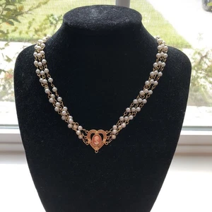 Kunstperlen Halskette mit herzförmigem Kamee Anhänger - Bild 1 von 6