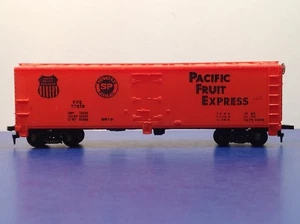 HO Scale "Pacific Fruit Express" PFE 77678 40’ Reefer Freight Train / Mantua #2 - Picture 1 of 12