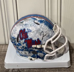 MINI CASCO ANTIGUO ÁRBOL CAMUFLAJE OLE MISS REBELDES FIRMADO POR ANTWANE JUICE WELLS BECKETT BAS - Imagen 1 de 5