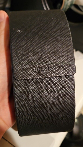 Custodia rigida nera Saffiano per occhiali da sole Prada usata
