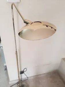 Lámpara de pie con luz regulable marca Estiluz metálica dora 140 cm de alto - Imagen 1 de 18