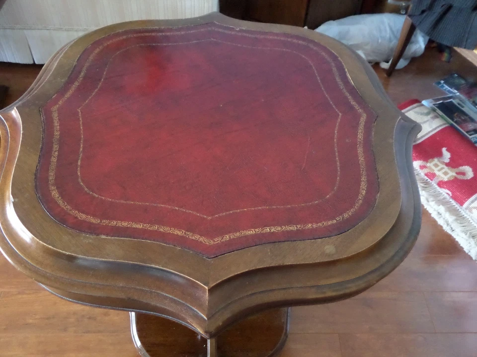 Mesa Art Deco Caoba con Tapa de Cuero Rojo Marrón Dorado Repujado Foto 1 de 4