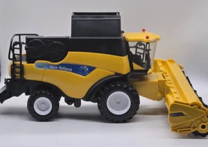 New Holland CR9090 Combine Harvester Tractor Yellow , 1/32 Scale - Plastic - Picture 1 of 9