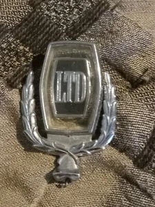 Vintage Ford LTD 1974 Hood Ornament Laurel Wreath Emblem Metal Original - Picture 1 of 2