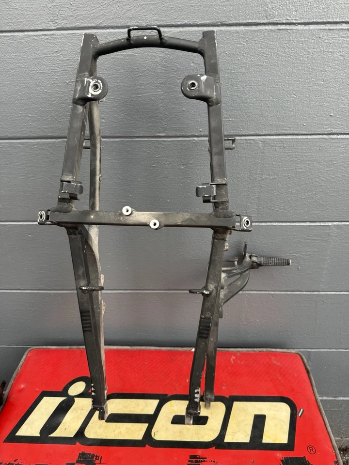 Subchasis trasero Suzuki GSXR 600 GSXR 750 2001-2003 01-02 GSXR 1000 OEM BUENO Foto 1 de 3