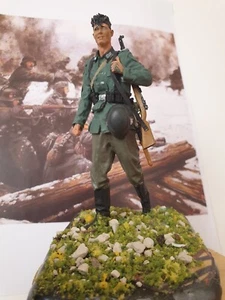 1/16 FIGURAS DE RESINA SOLDADOS ENSAMBLADOS Y PINTADOS DE 124 MMMDIVISION 250 - Imagen 1 de 2