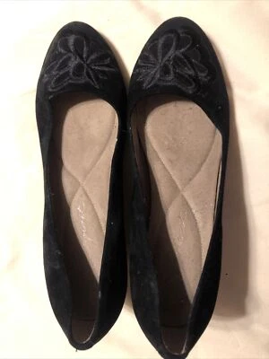 Easy Spirit 坡跟脚趾有花朵细节。 女式 8 码 黑色毛毡 — 第 1/4 张图片