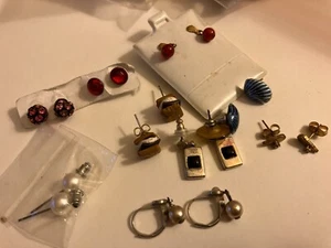 Pendientes pequeños perforados VINTAG ESTATE nueve pares - Imagen 1 de 2