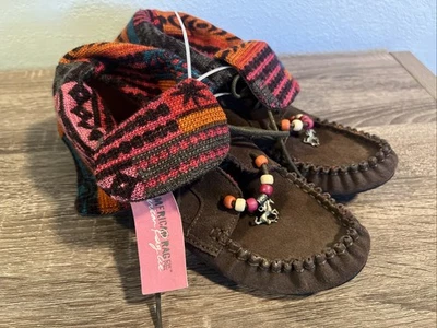 NUEVA Bota Mocasín American Rag Para Mujer Marrón Gamuza con Puños Tejidos Azteca Talla 8 Foto 1 de 4