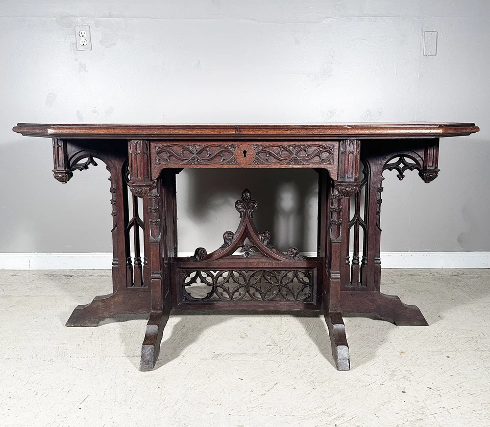 Antigua mesa de biblioteca de escritorio de renacimiento gótico francés en madera de roble Foto 1 de 4