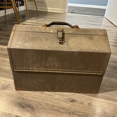 VTG KENNEDY CANTILEVER TOMBSTONE COFFIN HIP ROOF TOOL BOX W/GREEN FOLD OUT TRAYS - Image 1 of 4