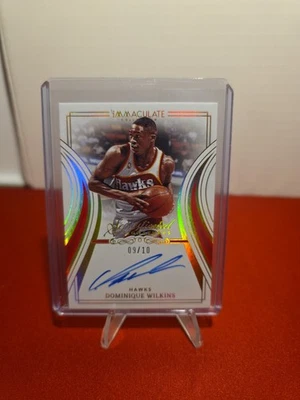 2022-23 Panini Colección Inmaculada Dominique Wilkins En Tarjeta Automático Dorado/10 Foto 1 de 2