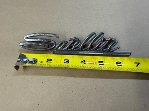 68 1968 Plymouth Satellite Fender Emblem 2785870 OEM - Foto 1 di 4