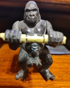 King Kong Hartplastik Gorilla Figur Schaukel Baby auf Bambus 3,5" - Bild 1 von 4