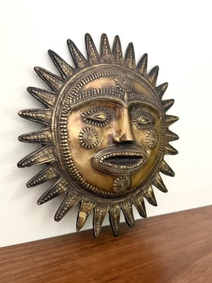 Arte de bronze Dhorkra tribal simbólica rosto de sol pendurado na parede 10 x 10,5 - Imagem 1 de 4