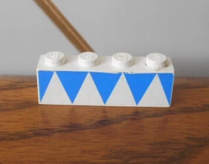 BLUE TRIANGLES PATTERN vintage 4x1 1x4 printed white brick LEGO Legoland 3010p02 - Picture 1 of 3