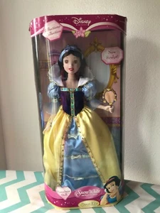 Neu Disney Prinzessin Schneewittchen Porzellan Puppe Reflections Collection Messing Schlüssel  - Bild 1 von 7
