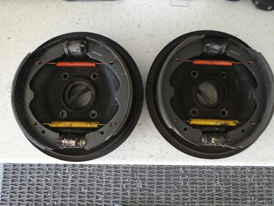 Datsun 620 1977 frenos de tambor delanteros conjuntos completos Foto 1 de 4