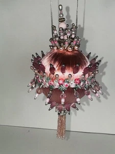 Mary Maxim fatto a mano raso paillettes perline ornamento bordeaux crema completo - Foto 1 di 5