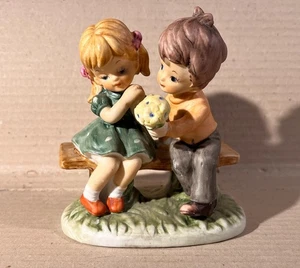 Figurengruppe Junge Liebe Mädchen und Junge auf einer Bank Bisquit Porzellan - Bild 1 von 5