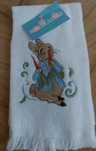 Cecil Saydah Peter Rabbit besticktes Fingerspitzenhandtuch weiß neu mit Etikett - Bild 1 von 4