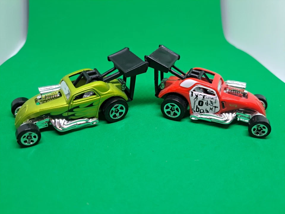 DUAS HOT WHEELS ~ 1999 Passeios Modificados FIAT 500 C *Lote de 2* - Imagem 1 de 4