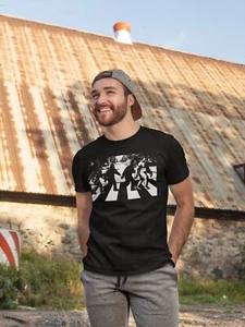 Sasquatch Bigfoot lustiges Herren Shirt Baumwolle Tee Grafik T-Shirt Geschenk für Ihn - Bild 1 von 4