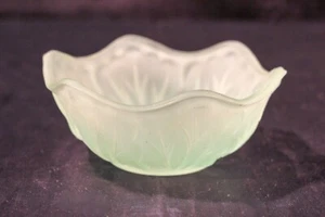 4" wide green glass frosted bobèche candle collar leaf pattern - Picture 1 of 9