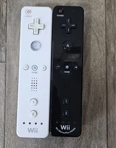 Posten 2 Offizielle Original-Zubehör-Hersteller Nintendo Wii Remote Weiß und Schwarz GETESTET Funktioniert - Bild 1 von 2