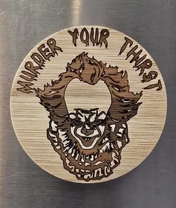 Individueller magnetischer Flaschenöffner aus Holz mit Lasergravur - Pennywise IT-Motiv - Bild 1 von 2